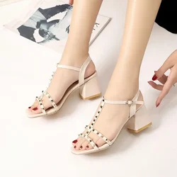 One Word Beige High Heels Buckles Thick Heel Ladies Shoes Rivet Open Toe Medium Summer 2024 Obuwie Outdoor Sandały dla kobiet H