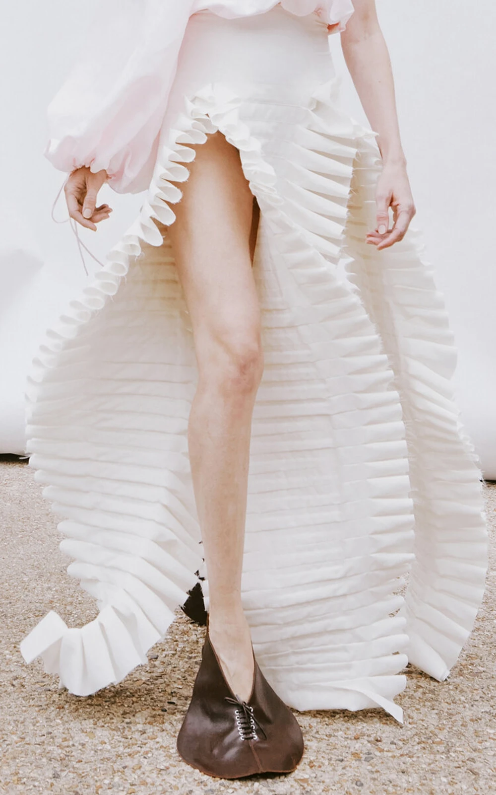 تنورة ماكسي عالية الخصر غير متناظرة مكشكشة للنساء تنورة شلال بيضاء الطبقات أنيقة لحفلات الزفاف وحفلات الزفاف