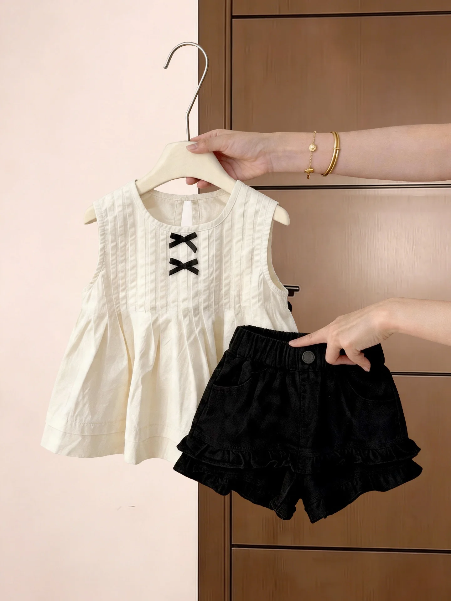 

Girls Summer Outfit 2026 New Style Doll Shirt Top with Wood Grain Ruffle Shorts Two-Piece Set Trendy Breathable Short Sleeve