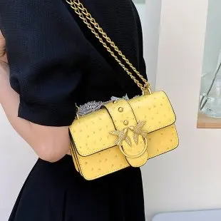 Y2K حقيبة كروس عصرية بلون سادة حقيبة كتف معدنية بشعار حروف سلسلة ربط تتميز بزر مغناطيسي للاستخدام اليومي