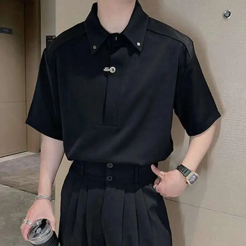 

Men's Niche Design Shirts Lapel Metal Buckle Short Sleeved Solid Color Casual Male Tops Pullover Loose Menswear Chic VPVU
