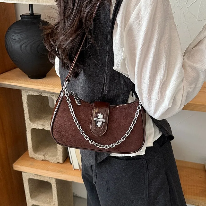 Parisian designer chain shoulder bag, fashionable women's crossbody bag, elegant handbag suitable for daily use