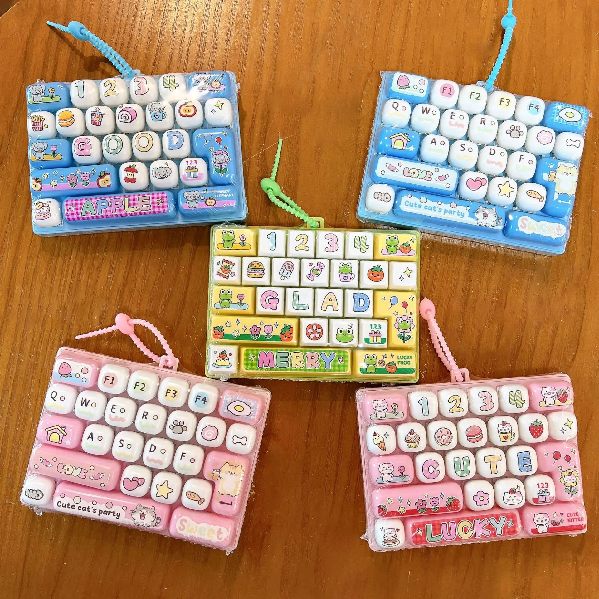 Cartoon 26 Key Stress Reducing Keyboard Keyring Creative Popular Simulated Keyboard Pressure Pendant Keychain Gift Accessories