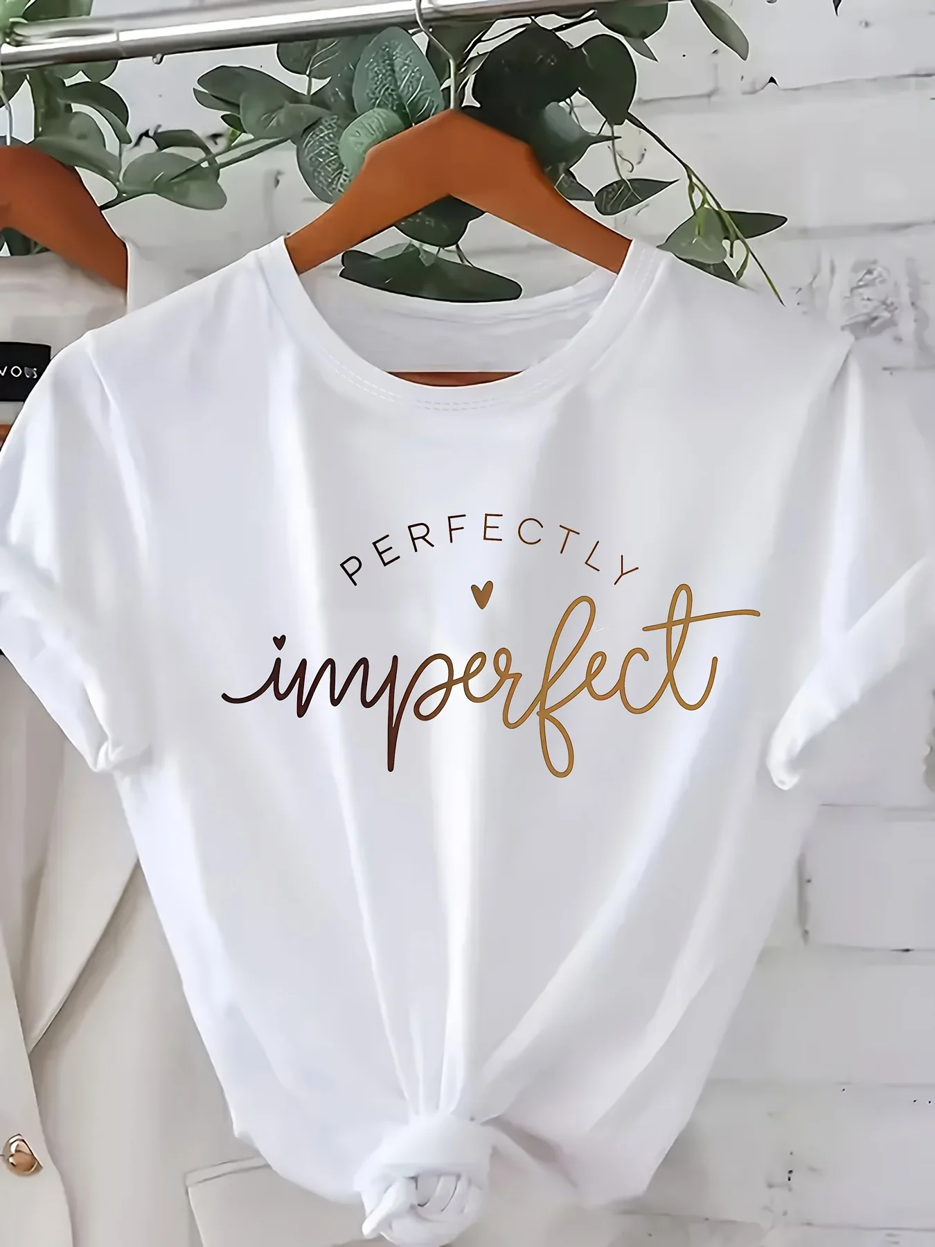 Camiseta para Mujer 'The Perfect Imperfection', Corte Holgado, Cuello Redondo, Manga Corta, Estilo Casual con Estampado de Letras, Diseño Minimalista