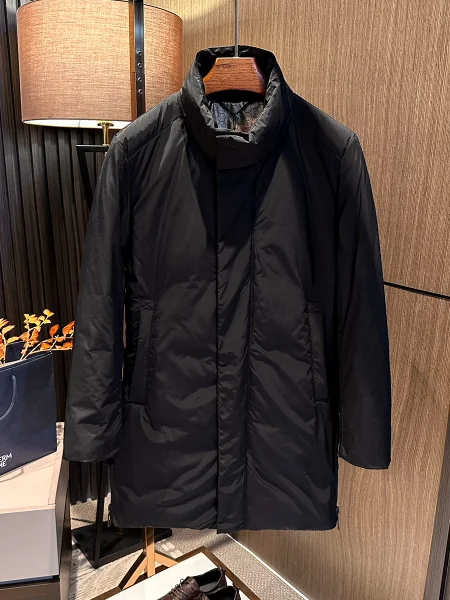 

Мужская утепленная зимняя куртка-пуховик средней длины с воротником-стойкой для повседневной носки