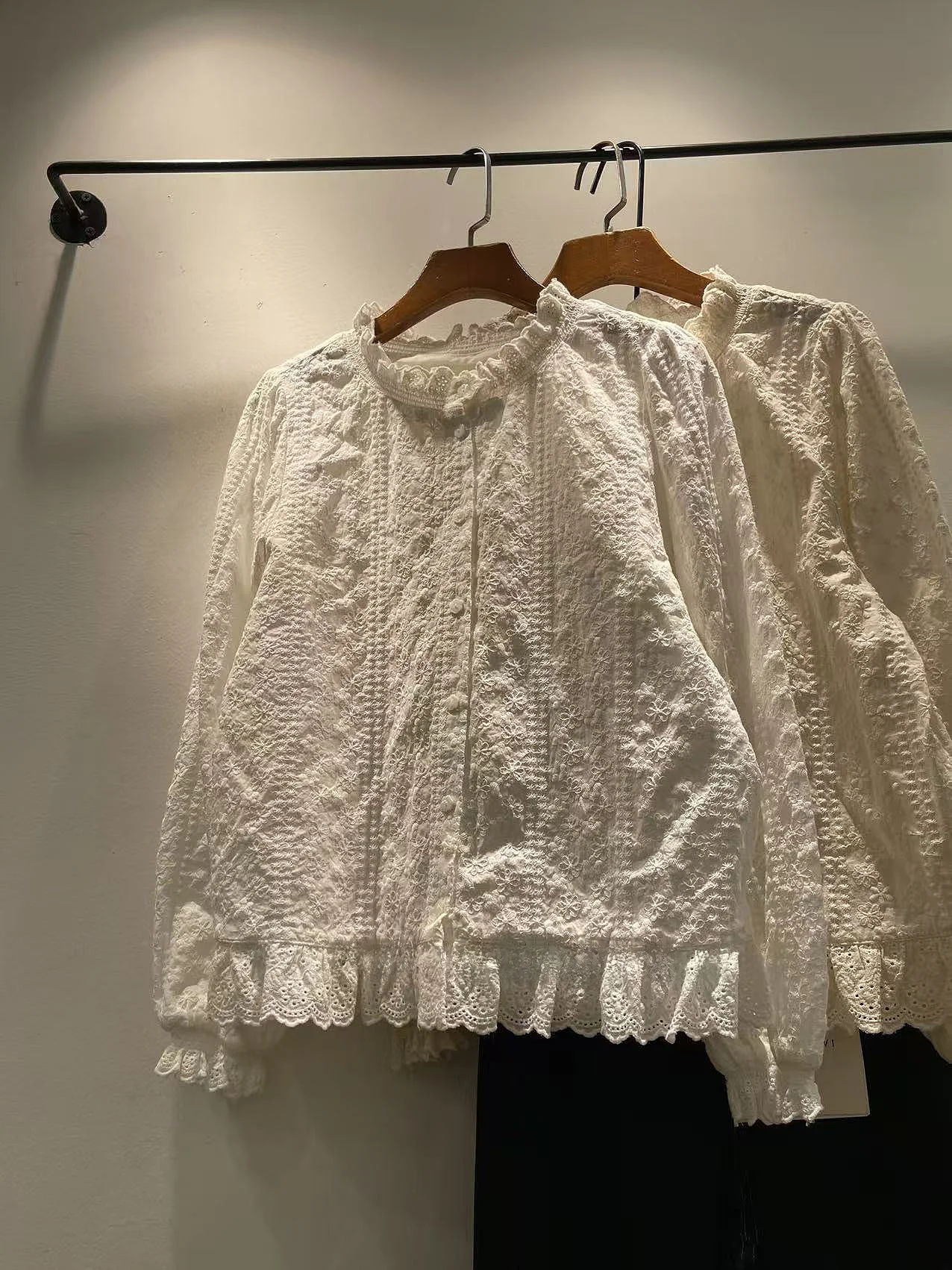 

Весна 2026: Женская свободная хлопковая рубашка с длинным рукавом, вышивкой и кружевной отделкой, в корейском стиле, дышащая, комфортная, для повседневной носки