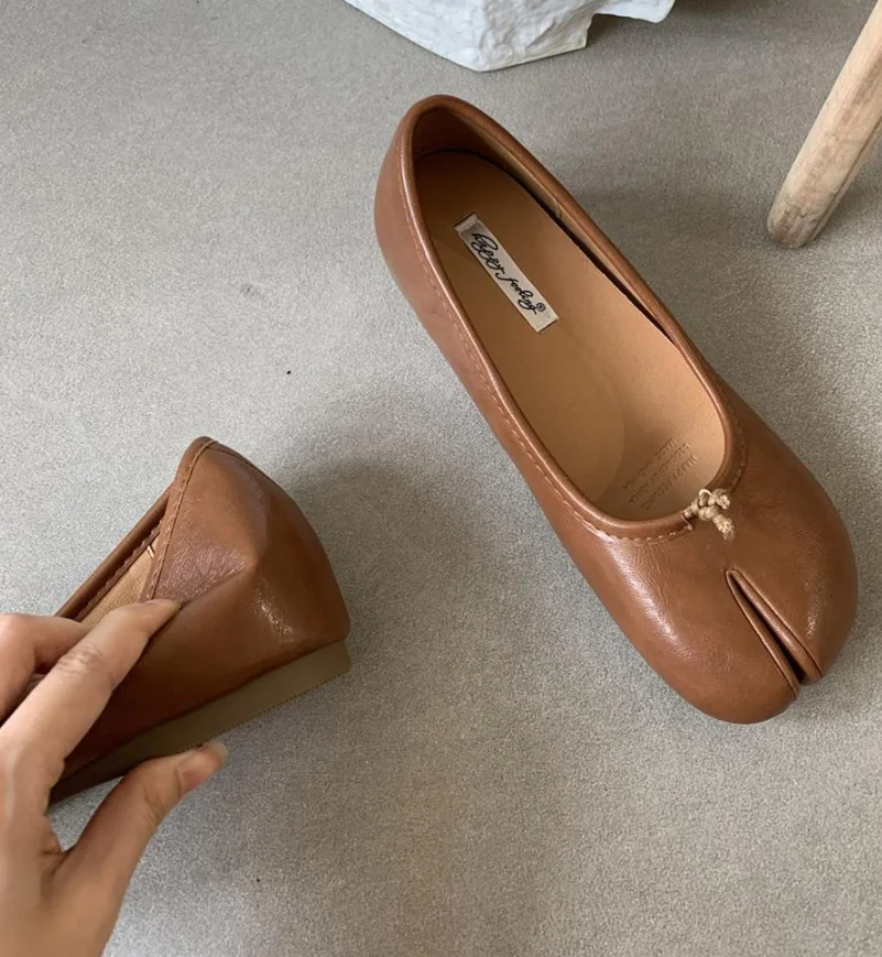 2026 New Women's Invisible height-increasing 5CM Split Toe Casual Shoes for Woman Exquisite Flat Shoe Designer Tabi Shoes