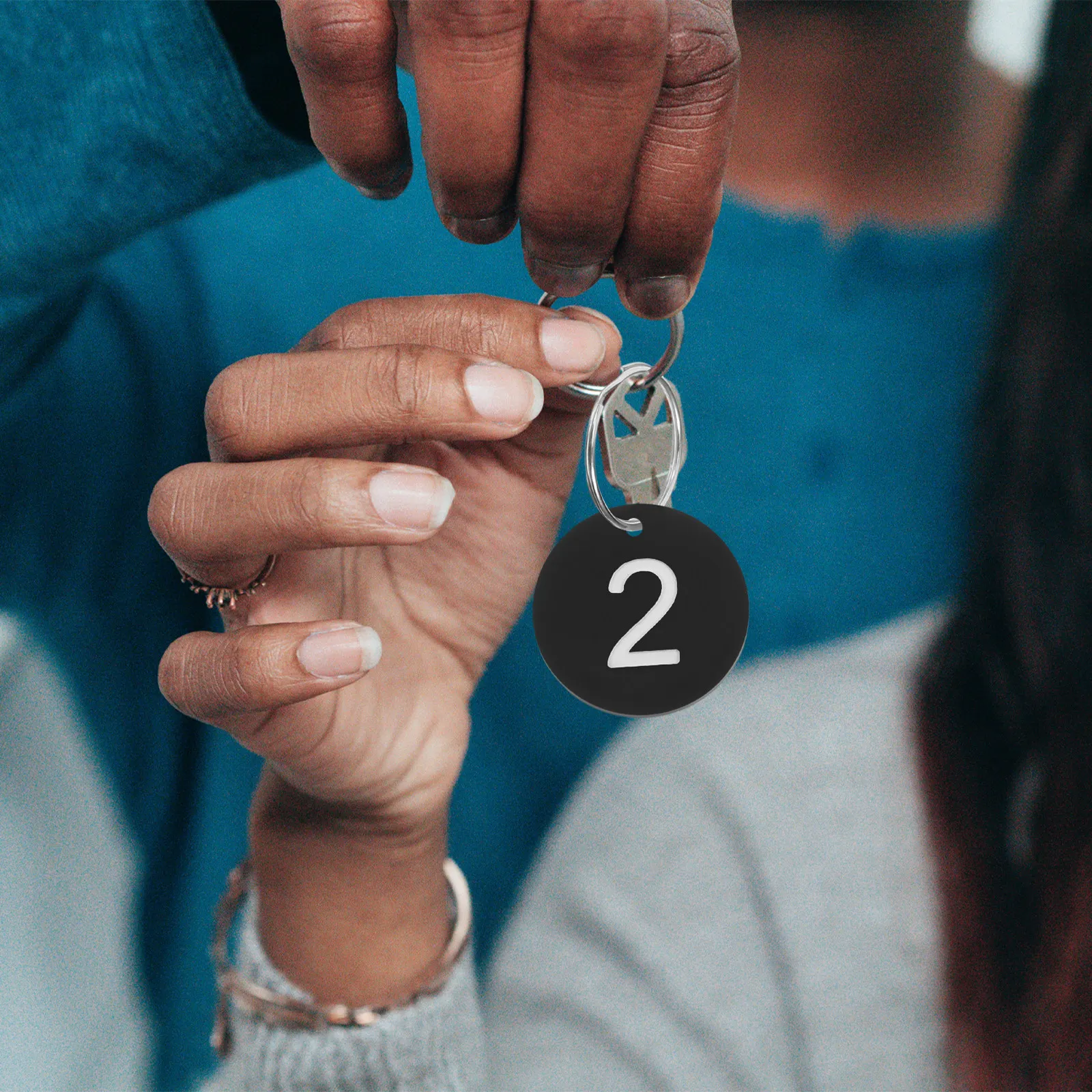 

100 шт. круглых номерных бирок из АБС-пластика, номерные диски, металлические кольца для организации ключей, шкафчиков, оборудования, для ежедневного использования