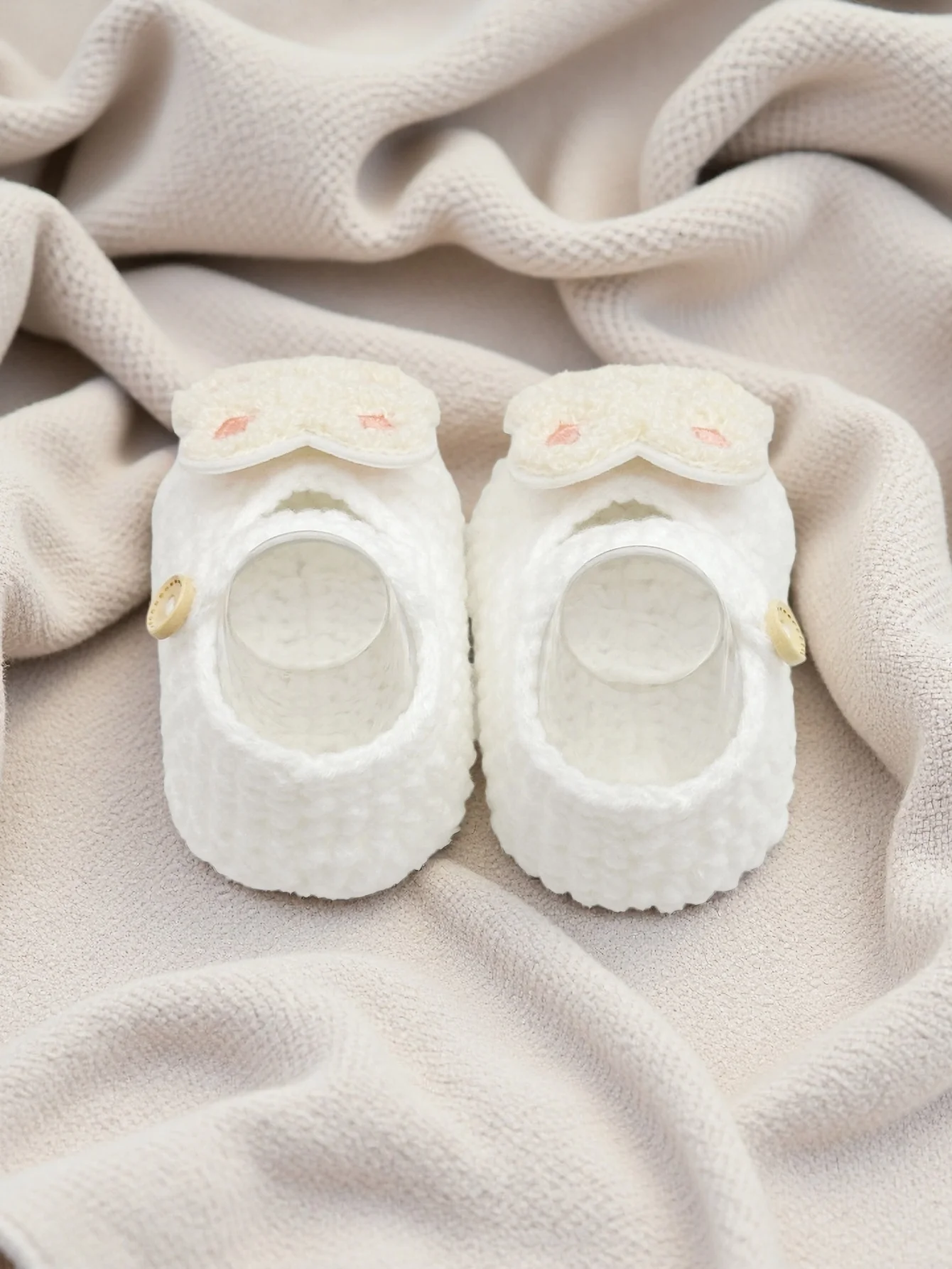 زوج واحد من أحذية الأطفال اللطيفة على شكل أرنب، أحذية شبشب محبوكة بيضاء مع فيونكة زرقاء، أحذية ناعمة للرضع مع زر إغلاق، 0-12 شهرًا