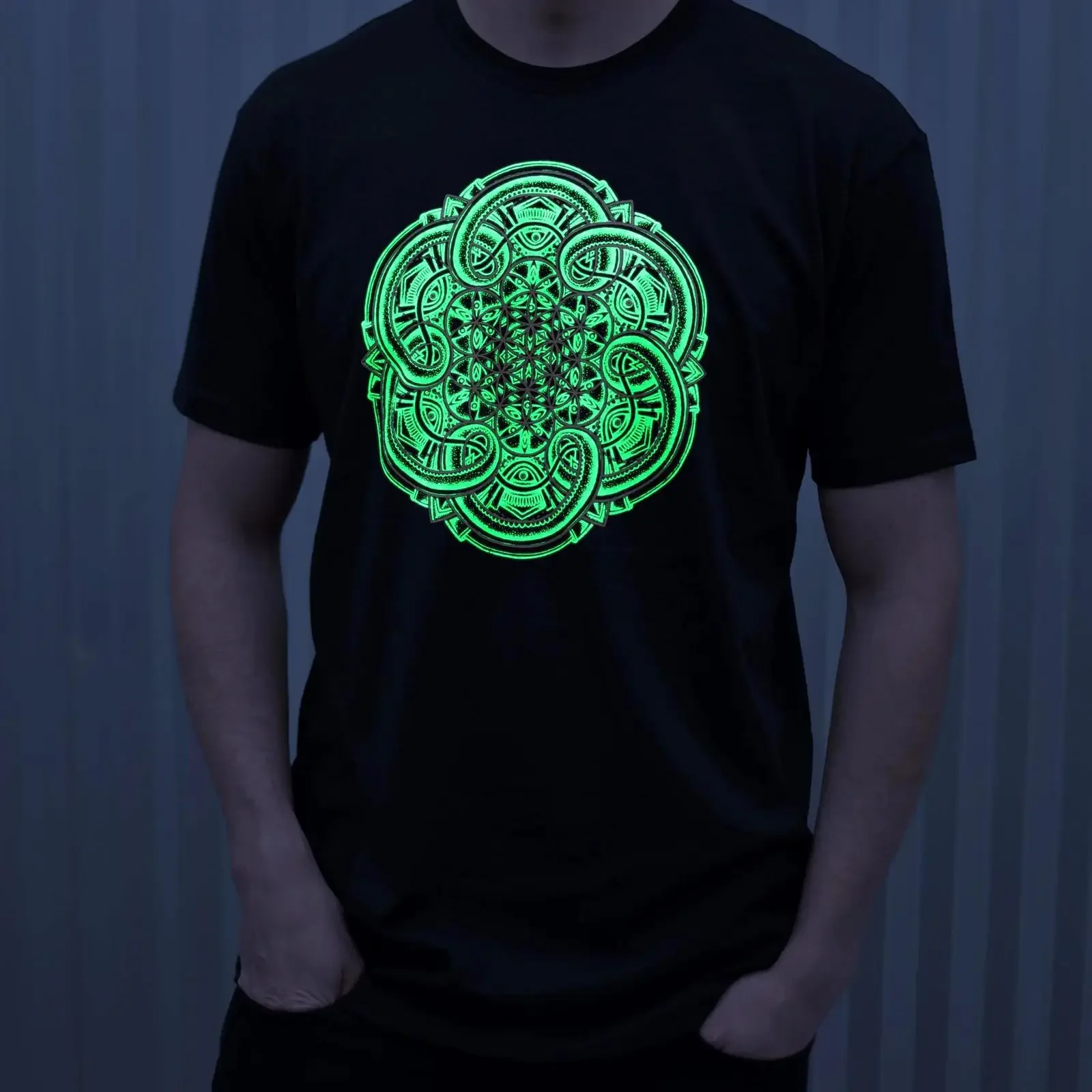 Leuchtendes T-Shirt mit dem Motiv „Blume des Lebens“ im Mandala-Stil, heilige Geometrie, Vintage-Look, gewaschene Optik, Grafikdesign, Herrenbekleidung.
