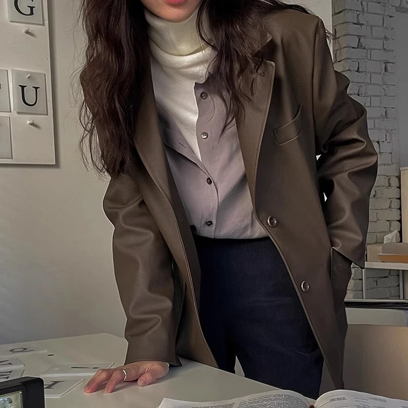 Schicker Herbst-Winter-Oberteil aus PU-Leder für Damen, lockere Passform, langer Sve-Anzugkragenmantel mit großen Ketten, trendige Oberbekleidung