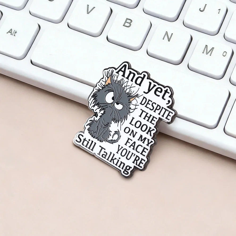 Lustige mürrische Katzen-Emaille-Pin „Trotz meines Gesichtsausdrucks redest du immer noch“ Brosche Niedliche Katzen-Tier-Anstecknadel Geschenk für Rucksack – Detail 7