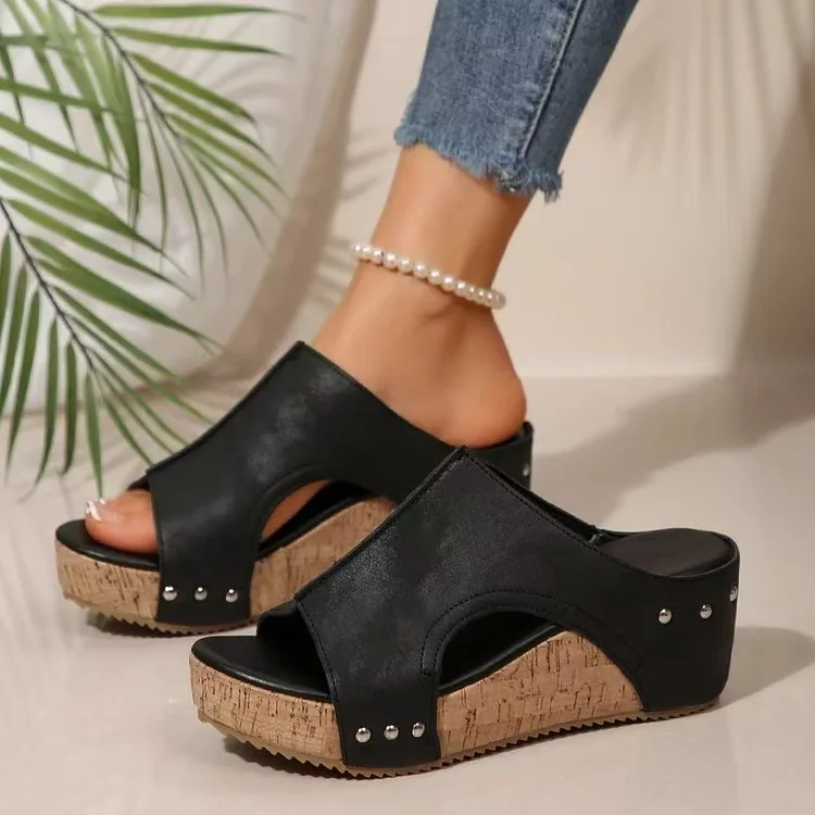 

Женские босоножки на танкетке с толстой подошвой, новые летние шлепанцы на массивной платформе из искусственной кожи, женские пляжные тапочки размера плюс 43, шлепанцы