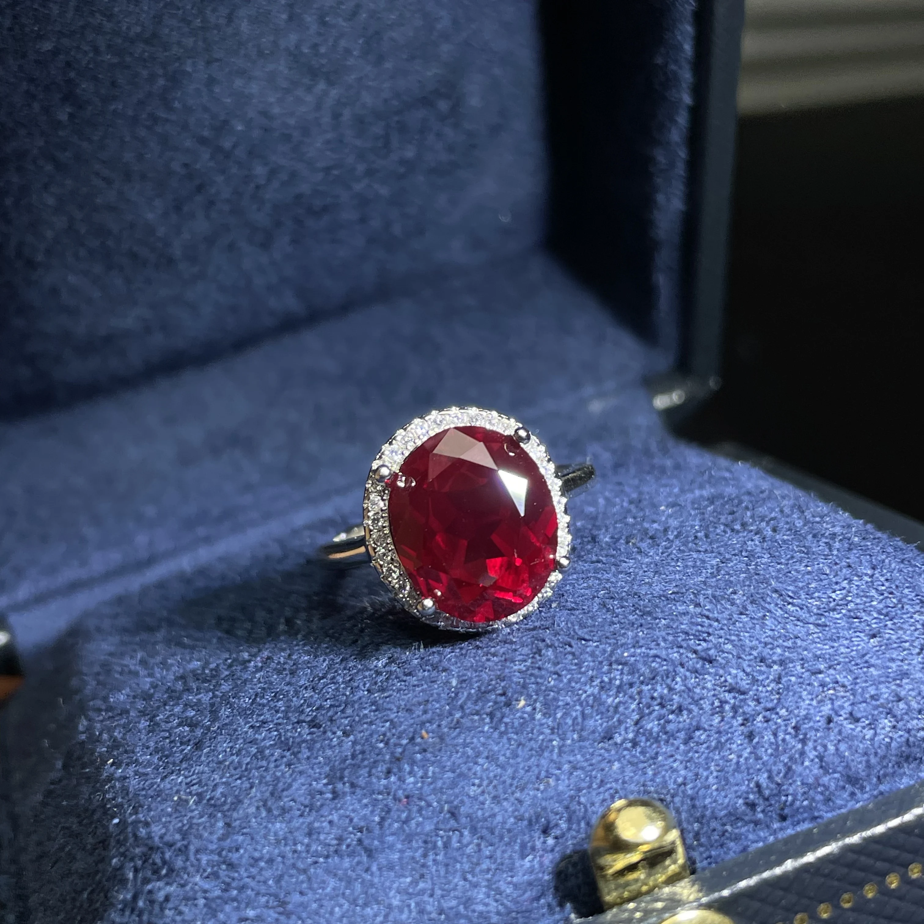 8ct flower ring design with fine inlays, featuring a high-end and personalized style of ruby ring, suitable for parties