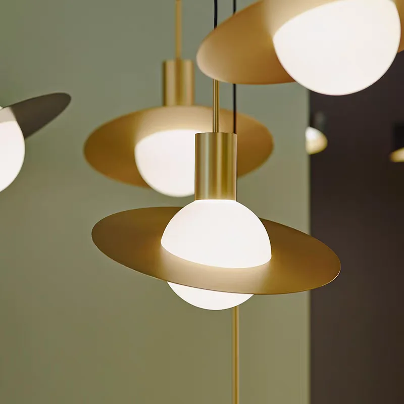 أضواء قلادة الكوكب الحديثة الإبداعية شخصية لغرفة النوم السرير دراسة الذهبي رئيس واحد الحديد مصباح المفروشات المنزلية