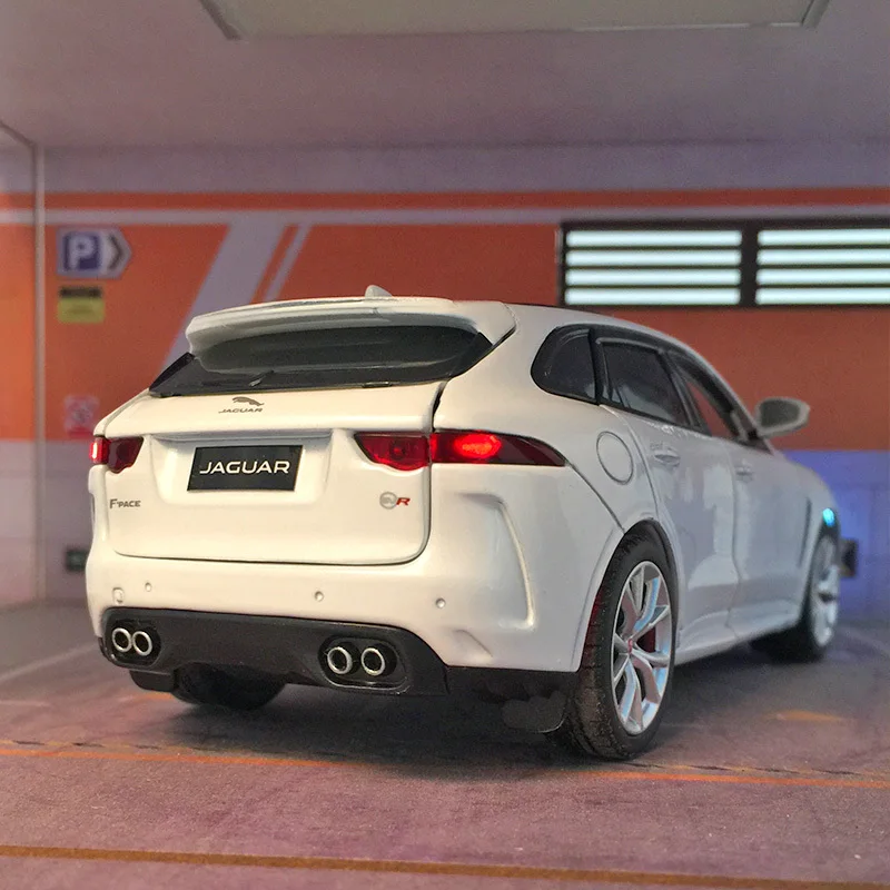 

1:32 Jaguars F-PACE SUV Alloy Car Model Diecast Metal Vehicles Car Model Simulation Sound and Light Collection Children Toy Gift
