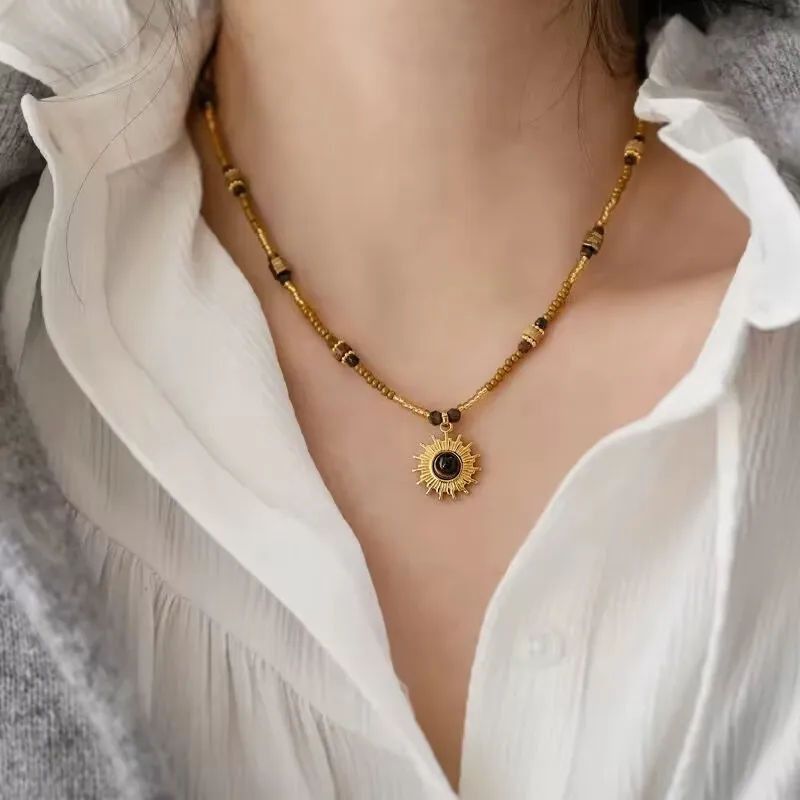 

AETEEY Titanium Steel 18K Gold Plated Tiger Eye Beaded Sunflower Necklace, Vintage Fade - Resistant Clavicle Chain for Women