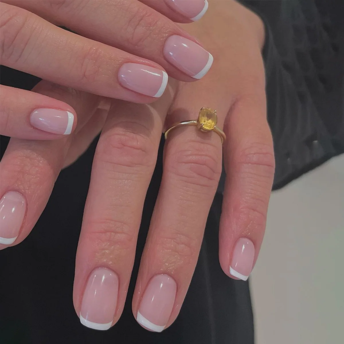 24 French short squares, paired with 1 jelly gel and 1 nail file, are perfect for parties, dances, or daily wear. Detachable and