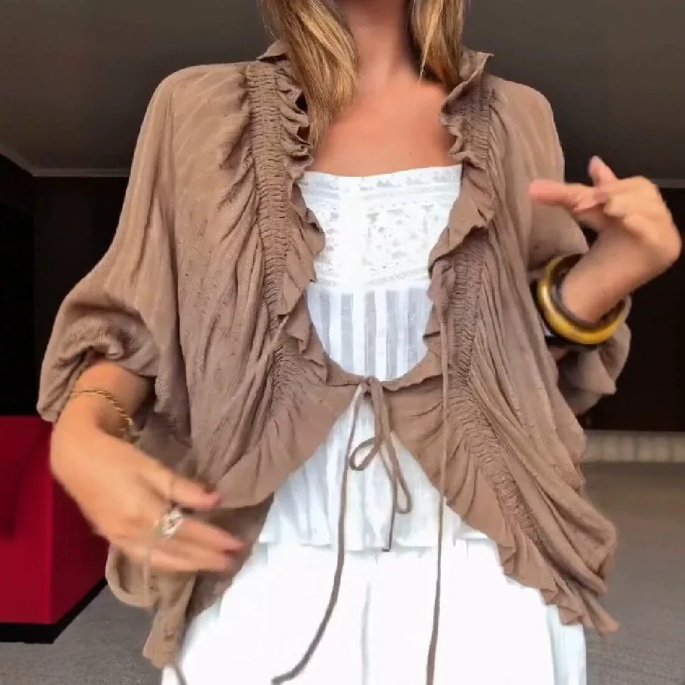 Damen-Bluse mit Rüschen, V-Ausschnitt und Vorderbindung, langärmeliges, locker geschnittenes, fließendes Oberteil im Vintage-Stil für den Herbst. – Detail 3