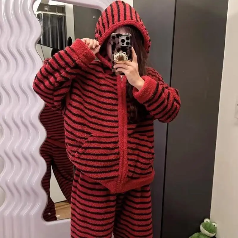 

Зимний женский пижамный комплект, новогодний пижамный комплект в красную полоску с капюшоном, на флисовой подкладке, утепленная домашняя одежда, коралловый флис, одежда для сна на молнии