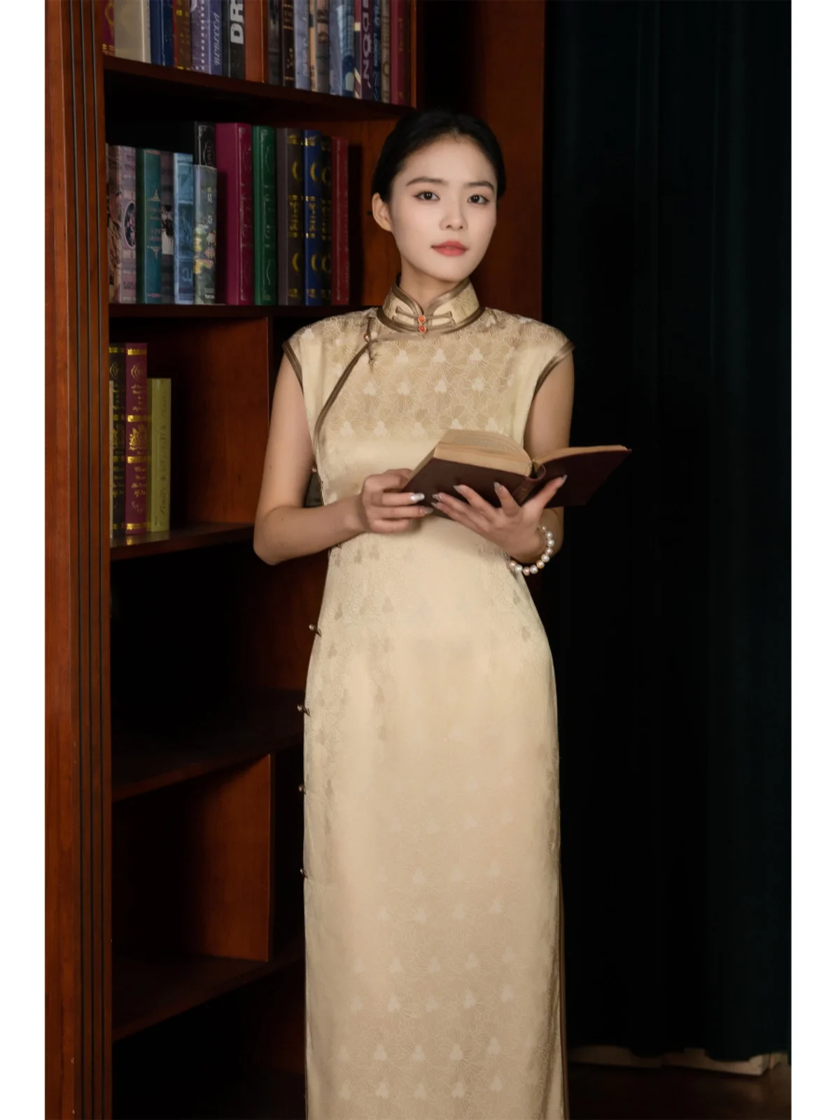 

Классический цельный шелковый длинный доктор с низким разрезом, однослойный, с открытой передней частью, без эффекта похудения, мягкий золотой цвет