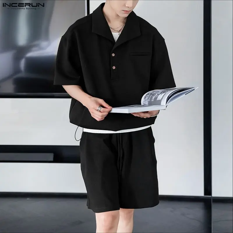 INCERUN مجموعات الرجال بلون التلبيب قصيرة الأكمام قميص و السراويل قطعتين مجموعات الشارع الشهير فضفاض 2025 موضة بدل رجالية غير رسمية