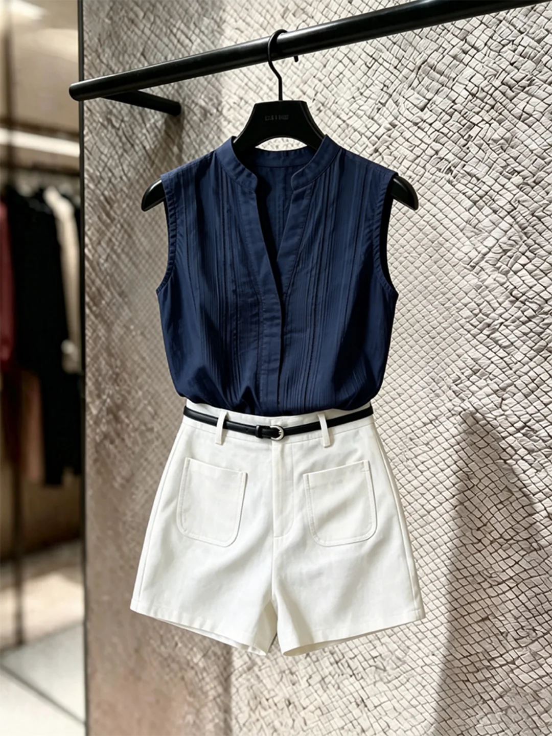 

Fashionable White Sleeveless Top And Shorts Set Women's Simple Unique Summer New Style Old Money Style Short Pants Two-Piece Set