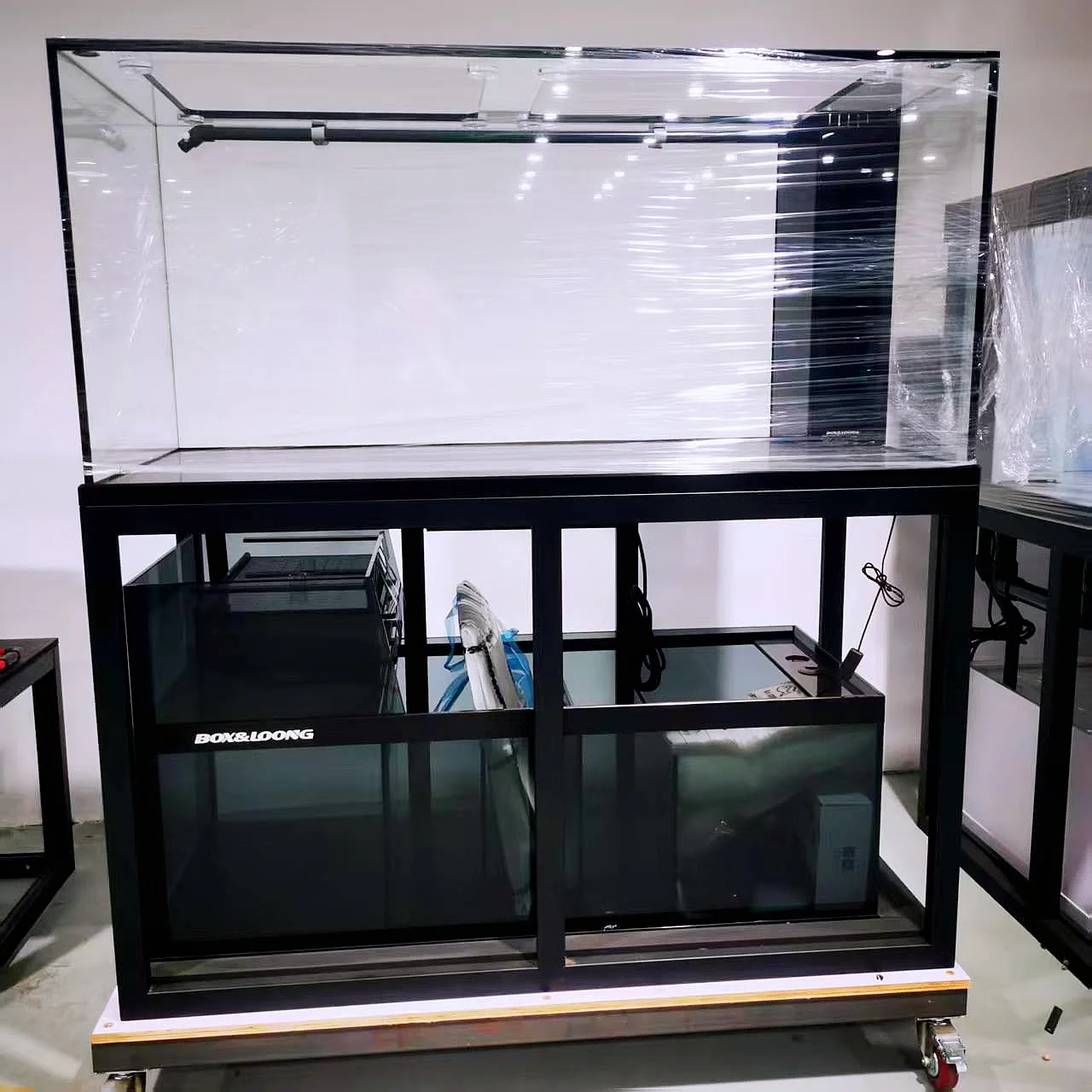 Factory Direct Supply Prime High Glass Fish Tank Pro Vertical Design Partition Wall High Tech Smart Ecosystem Aquarium