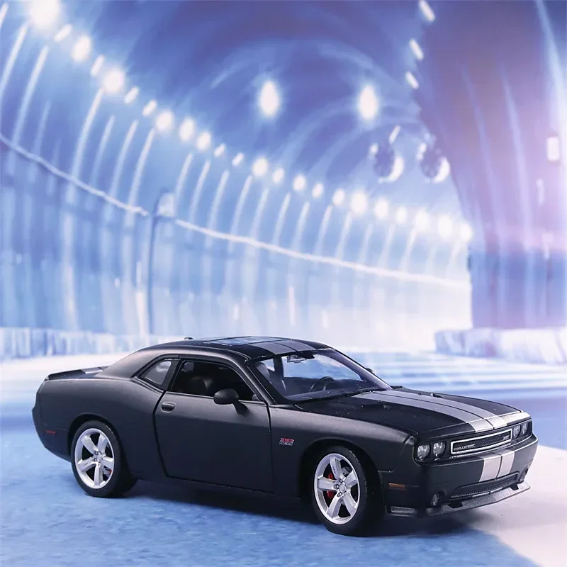 WELLY 1:24 2012 DODGE Challenger SRT Alloy Luxury Vehicle Diecast Pull Back Car Models Toy Collection Christmas Gift B195