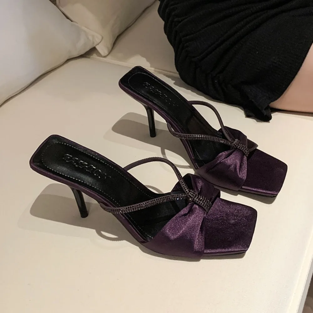 

Женские шлепанцы 2026 года, летние, больших размеров, новые, с квадратным носком, для улицы, с ремешками со стразами, сандалии-слайды