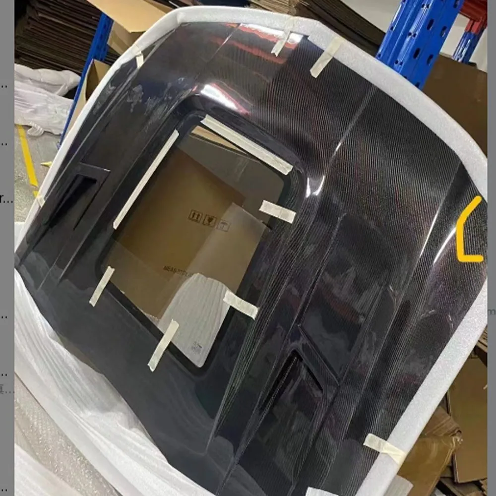 

Suitable for 12 CLS-class W218 models modified with carbon fiber transparent hood, CLS63 rear lip fender and AMG black tailpipe