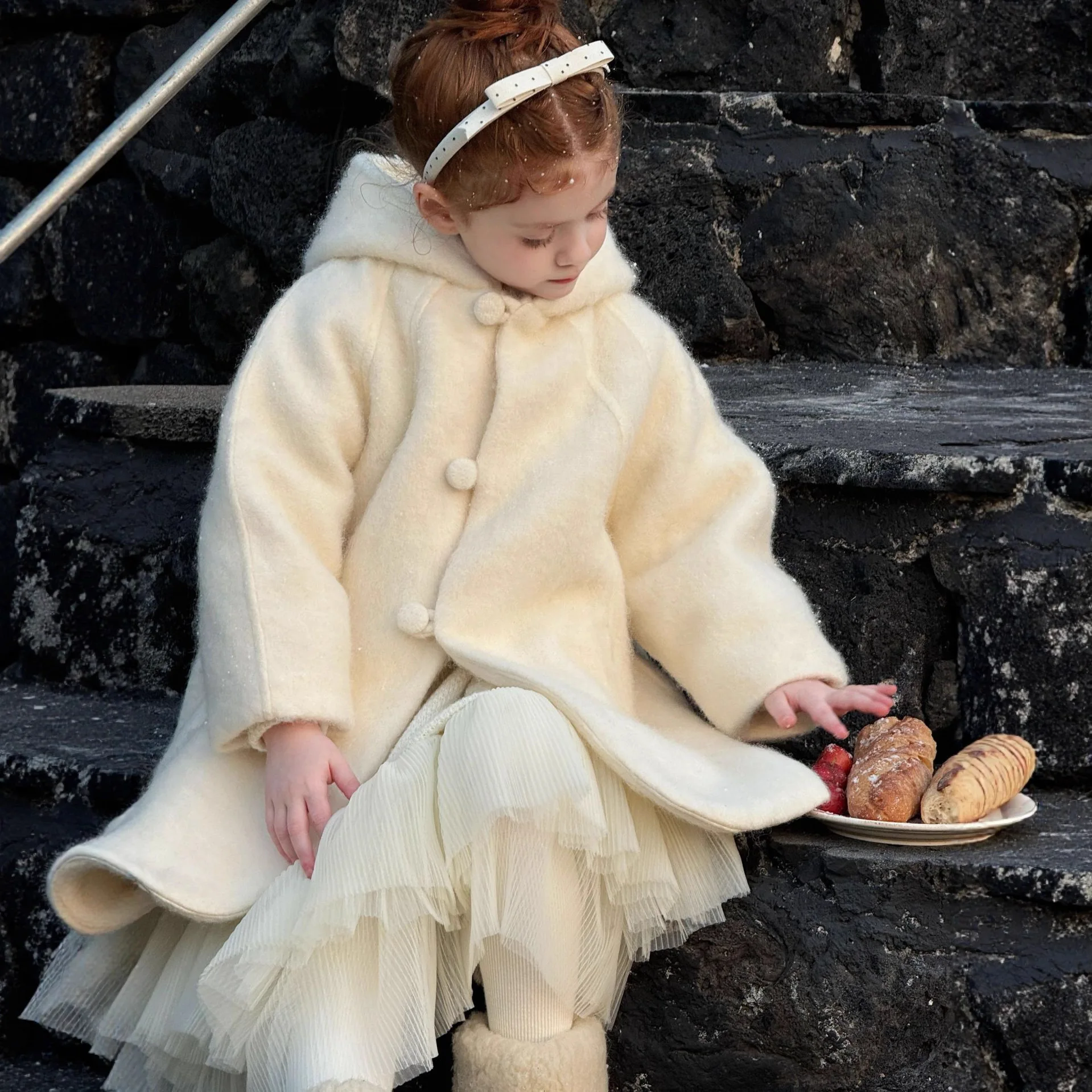 معطف الفتيات لخريف وشتاء 2025 ملابس أطفال جديدة على الطراز الكوري للفتيات الصغيرات معطف سميك من الصوف القطني