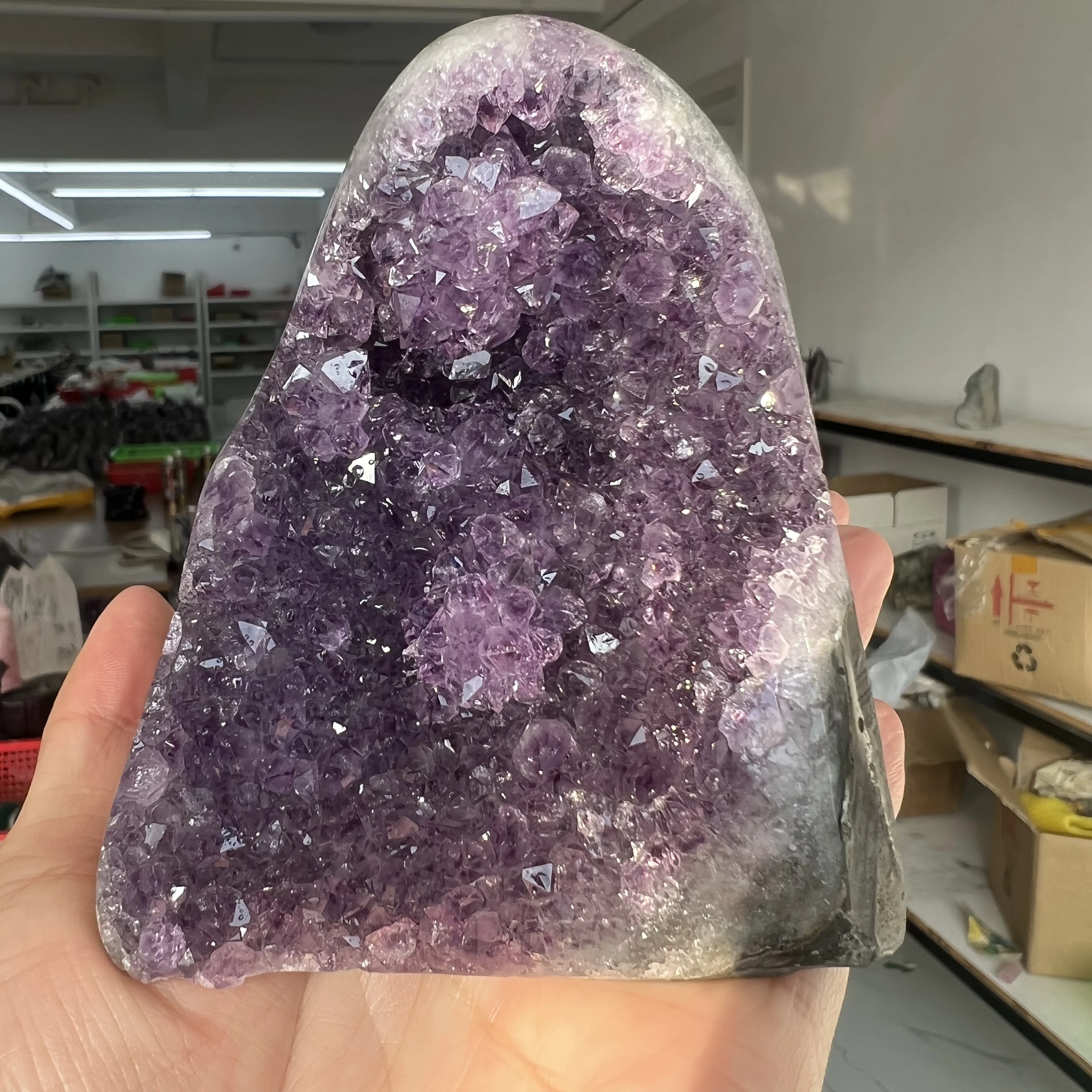 

Натуральный уругвайский аметистовый кристаллический кластер 550 г, 9 см, на подставке