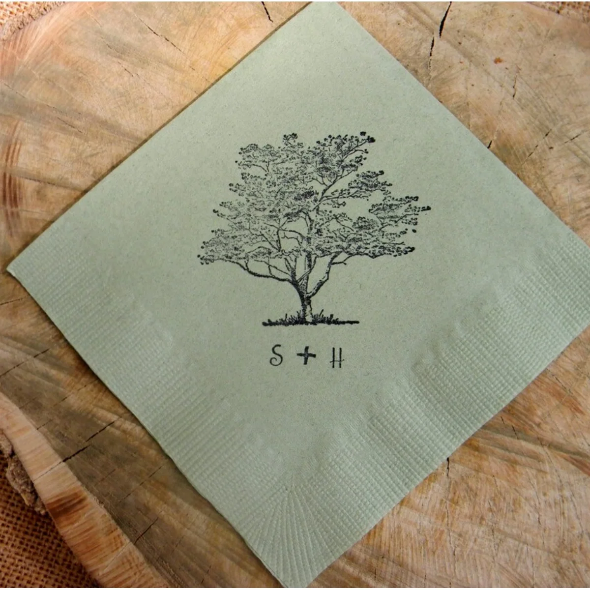 Servilletas de cóctel de bebidas de papel personalizadas rústicas con Árbol de roble vivo y iniciales para parejas, color verde salvia, boda