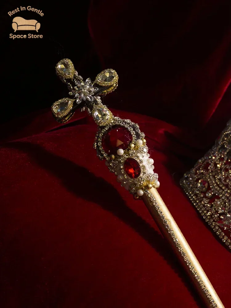 Catherine the Great was crowned with a crown bride crown lolita tiara, a cane for a photo in Harbin, Russia
