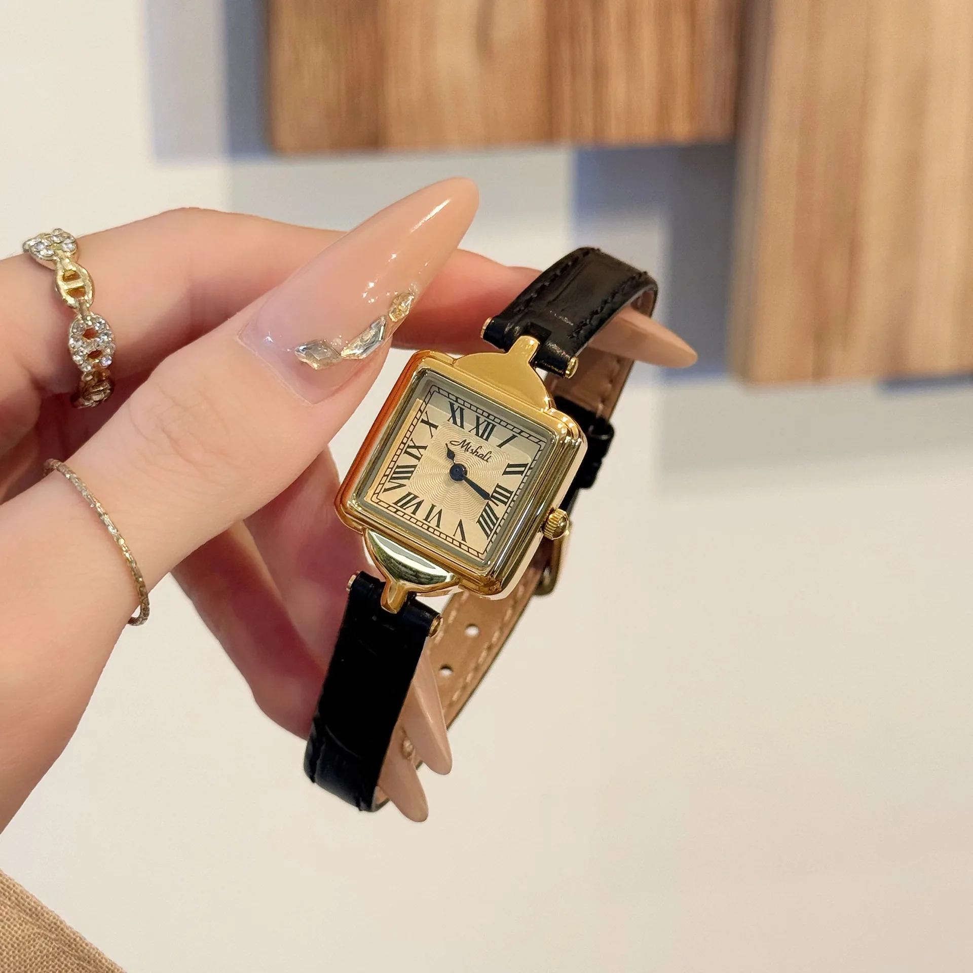 

New women's leather watch, fashionable and elegant, retro style, simple watch, new women's wristwatch, women's gift.