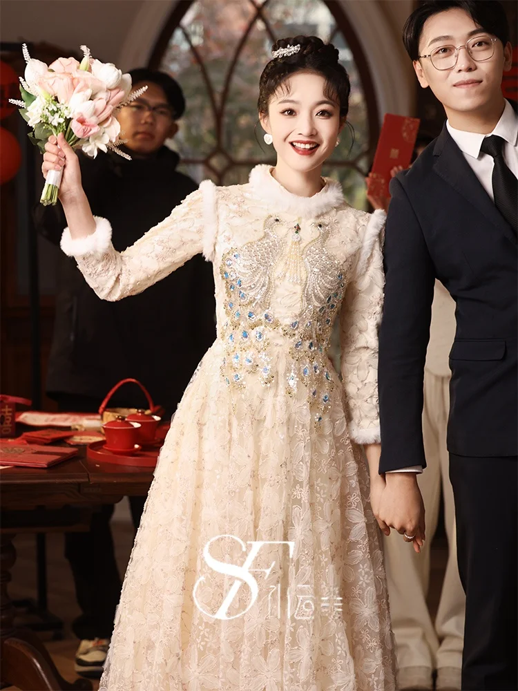 

Вечернее платье цвета шампань с длинными рукавами и толстым меховым воротником в китайском стиле для женщин: эффектное и элегантное