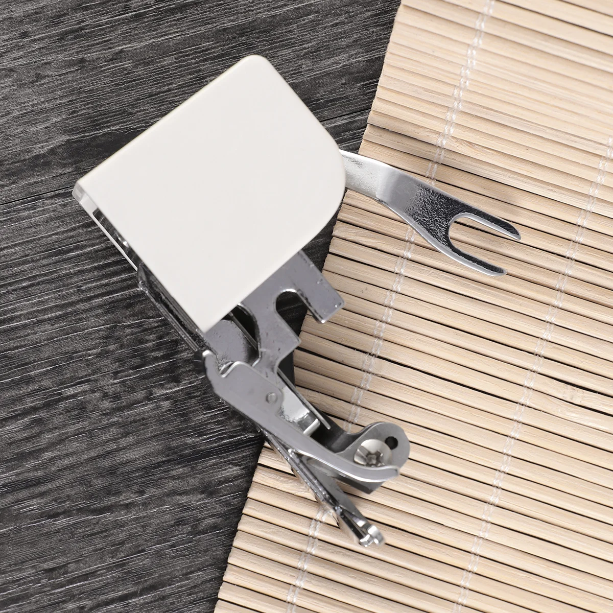 

Многофункциональная прижимная лапка для боковой резки швейной машины, подходит для моделей с низким хвостовиком, отделка ткани при швом