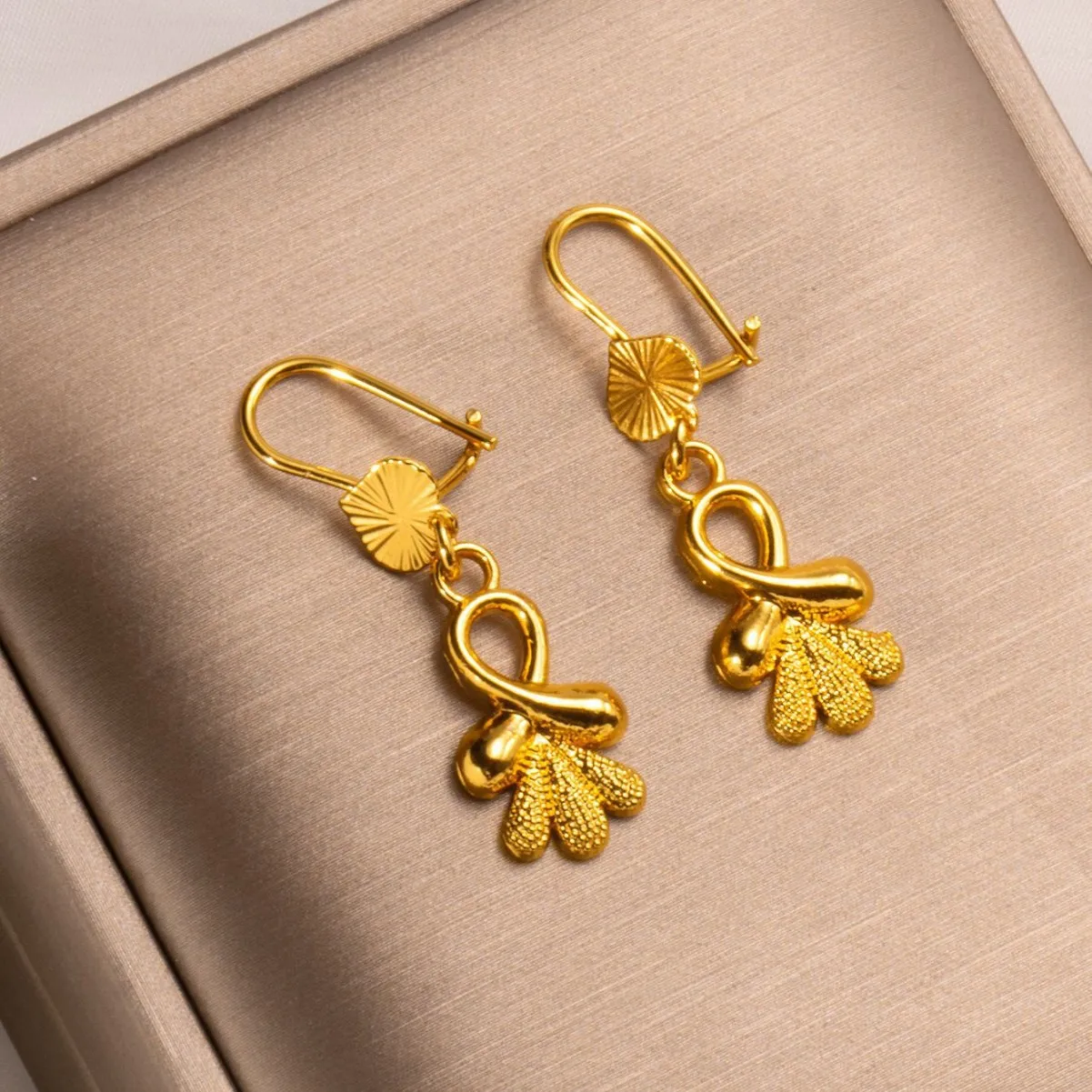 Shajin Ladies Bohemian Leaf Earrings Women's Fashion 24K Gold Leaf Earrings Premium Sense Will Not Fade For A Long Time
