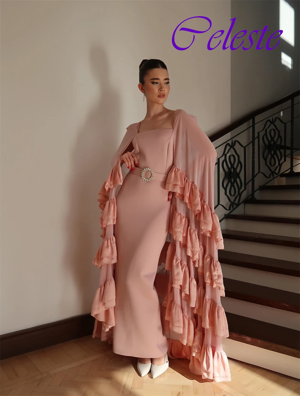 Maßgeschneidertes, anmutiges Jersey-Abendkleid mit quadratischem Kragen. Anmutige Schal-Abschlussballkleider. Sexy gerade Kleider für besondere Anlässe