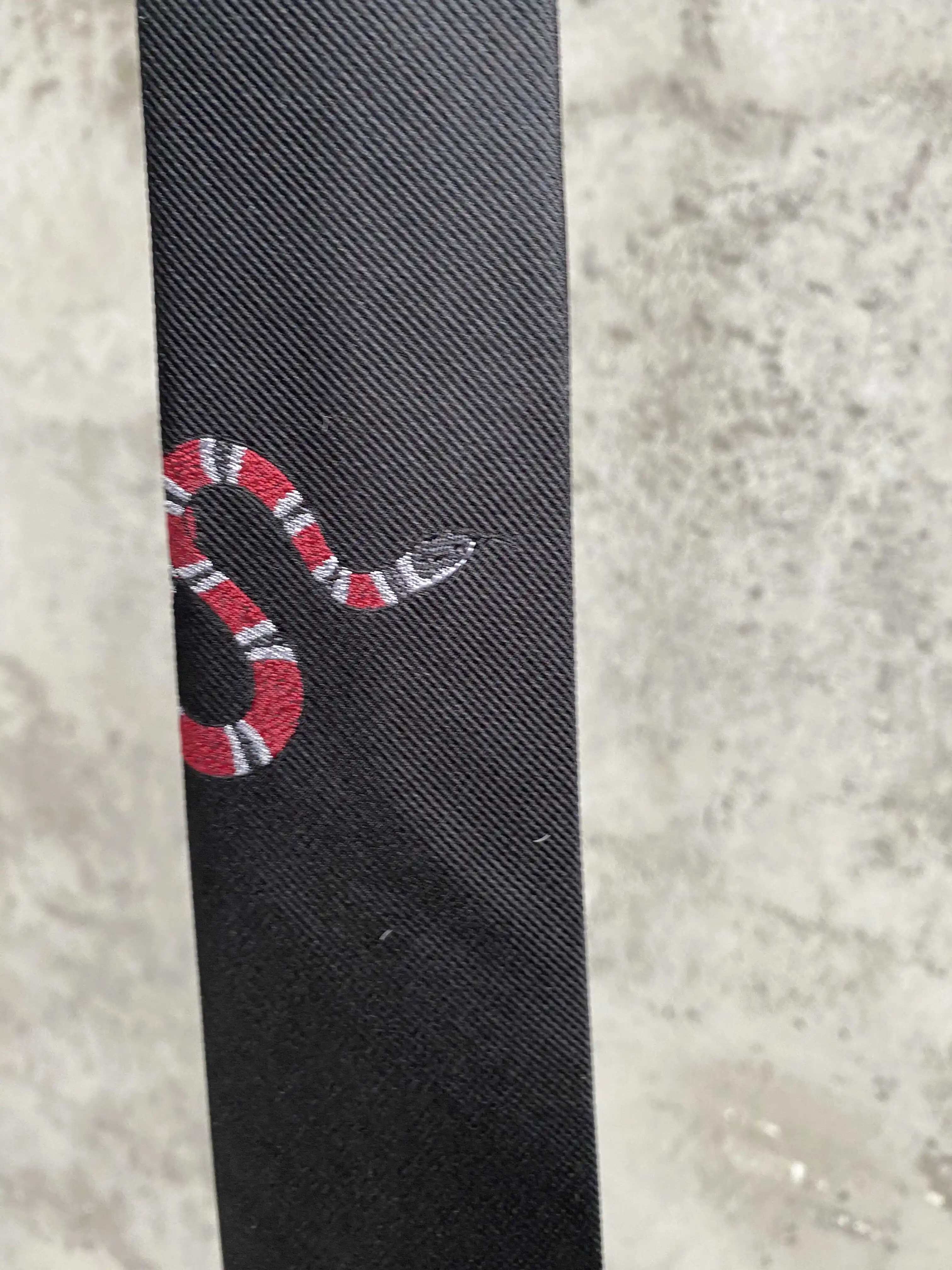 Ein edles und nischendes Designer-Bankett mit Schlangenmuster aus Jacquard-Stickerei aus Seide