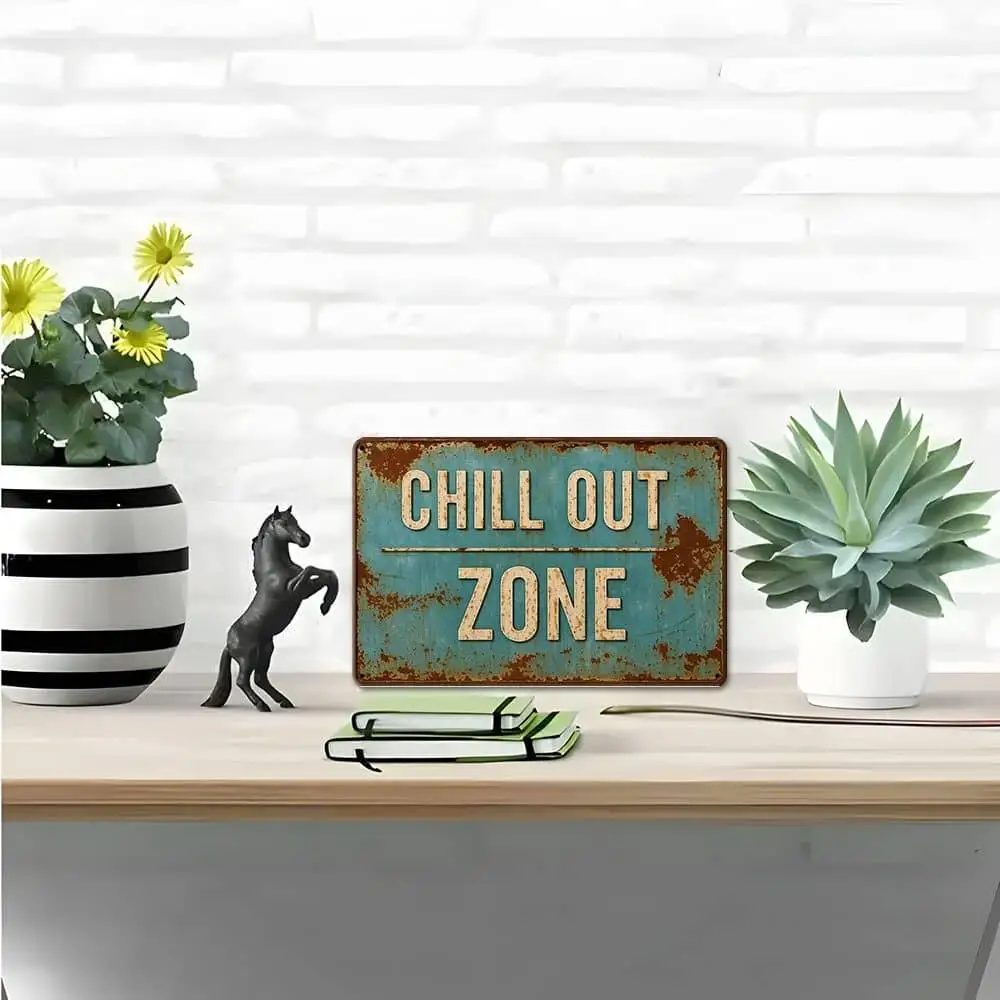علامة معدنية "Chill Out Zone" - 20.32 × 30.48 سم ديكور عتيق متعثر لمساحات الاسترخاء