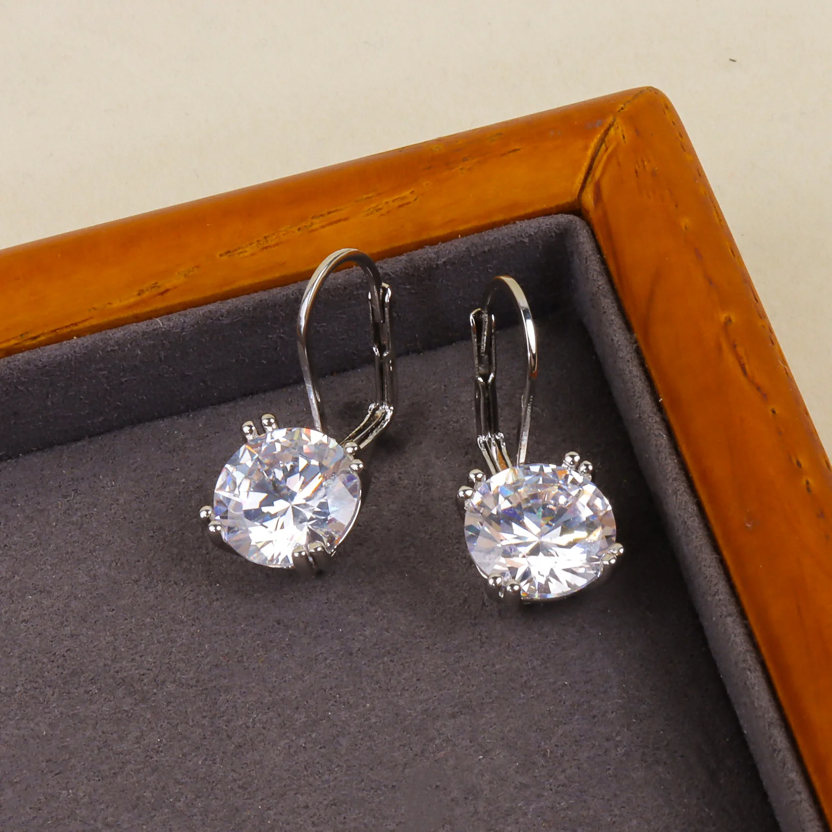 

Sparkling Round Zircon Stud Earrings Luxury Stylish Daily Wear High-end All-match Ear Jewelry for Women