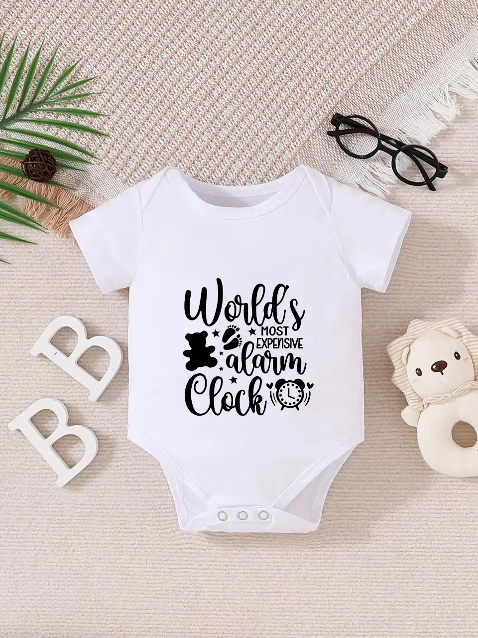 

Baby short-sleeved triangle bodysuit, fun letter print, button design, easy to care for, suitable for new parents.