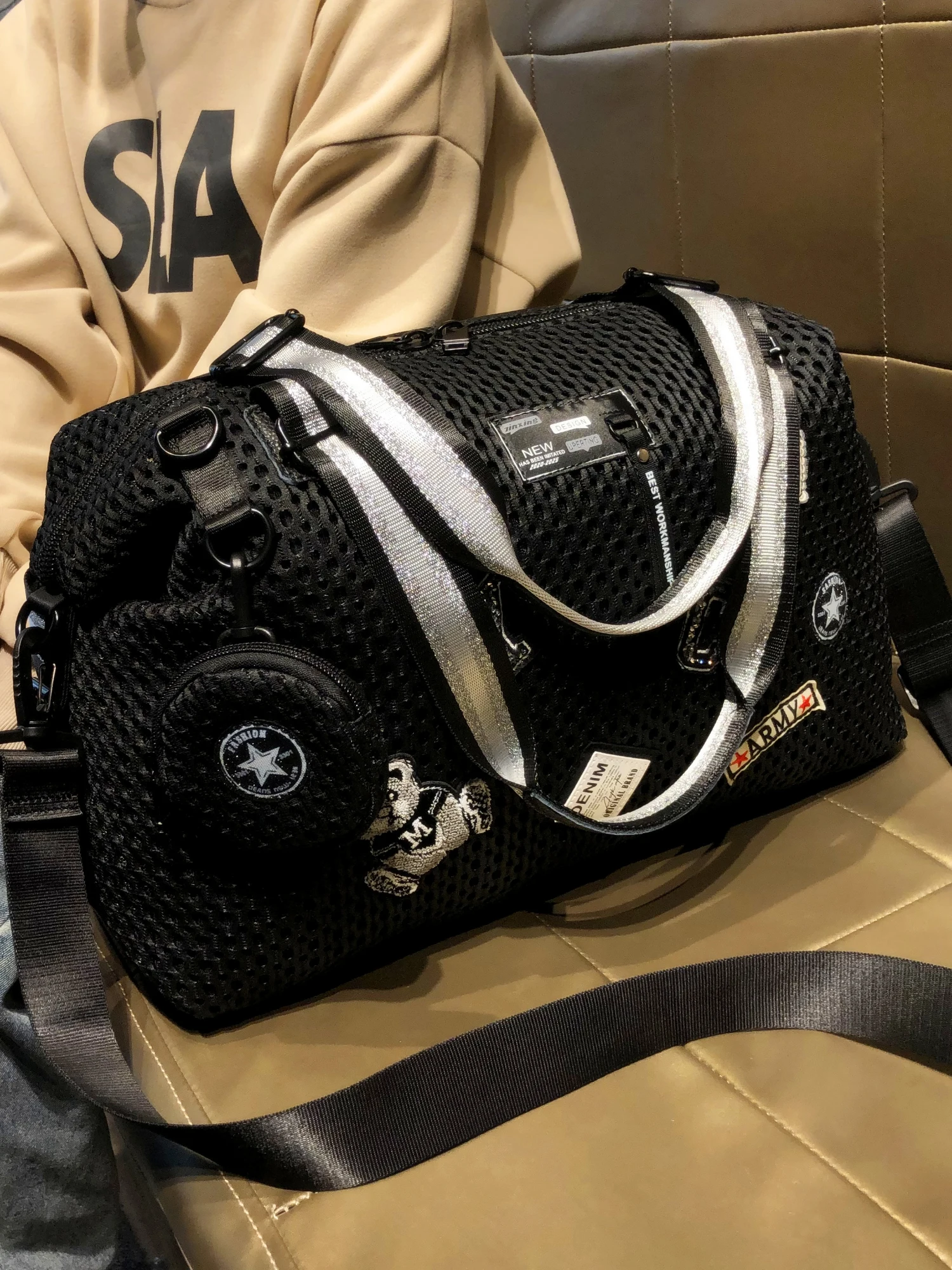 borsa-da-viaggio-alla-moda-di-grande-capacita-borsa-portatile-per-il-fitness-marca-di-hong-kong-nuovo-modello-2025-borsa-grande-per-viaggi-brevi-e-attivita-all'aperto