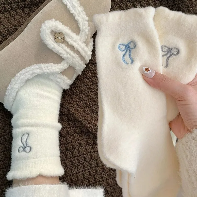 شتاء دافئ لطيف Bowknot جوارب يمكن السير بها على الأرض Harajuku أفخم الحلو القوس الأوسط جورب موضة الأبيض لينة النوم الجوارب للنساء الفتيات الجوارب