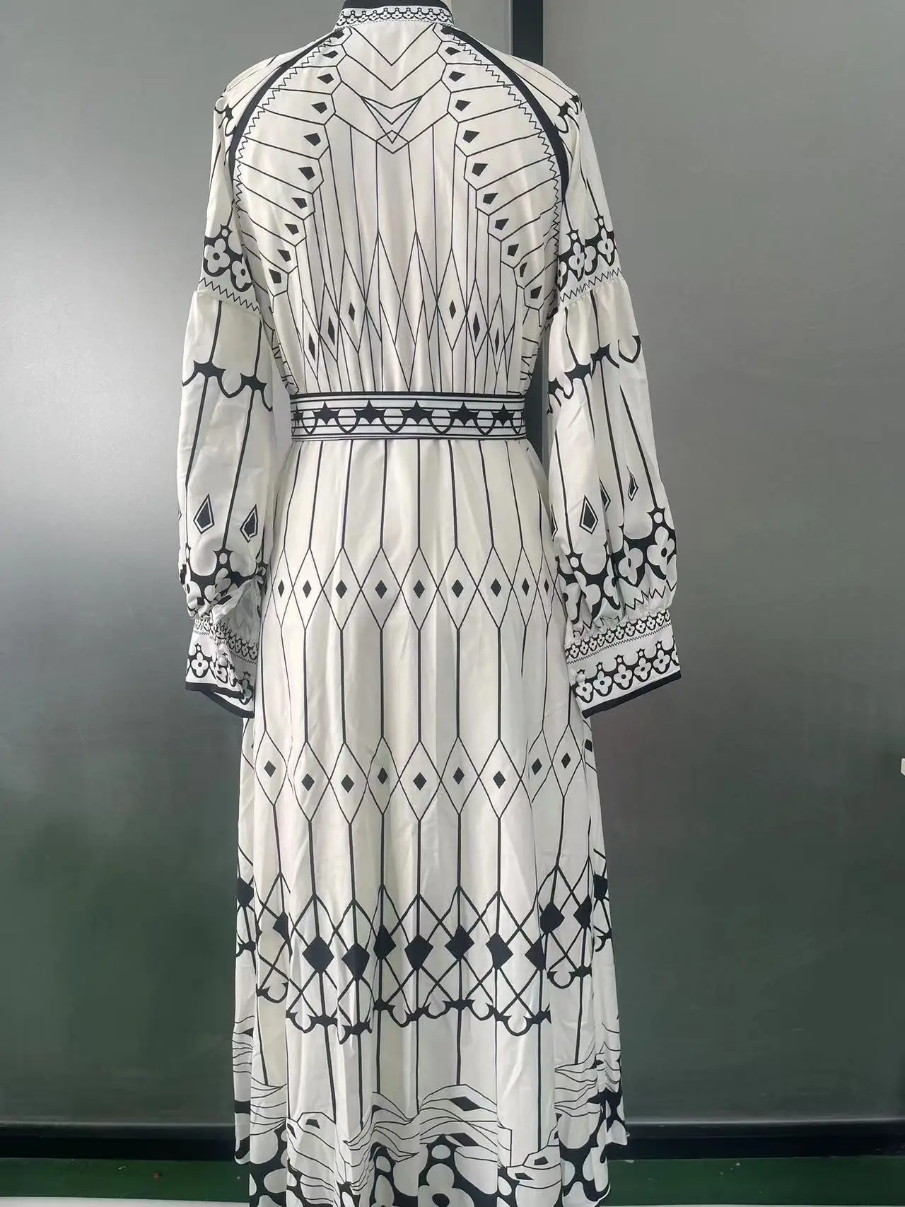 Elegancka damska długa sukienka w stylu retro ze stójką Wiosenny wzór z nadrukiem Sukienki imprezowe Maxi Jesienna sukienka Boho z długim rękawem