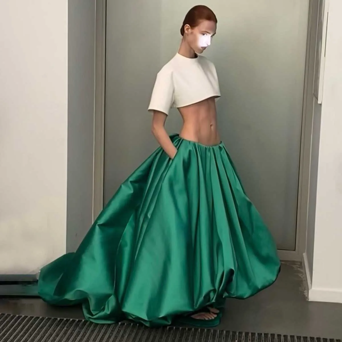 تنورة كرة خضراء أنيقة مع جيوب إضافية منتفخة كشكش من الساتان تنورة طويلة للحفلات الراقصة للنساء ملابس سهره مناسبة رسمية