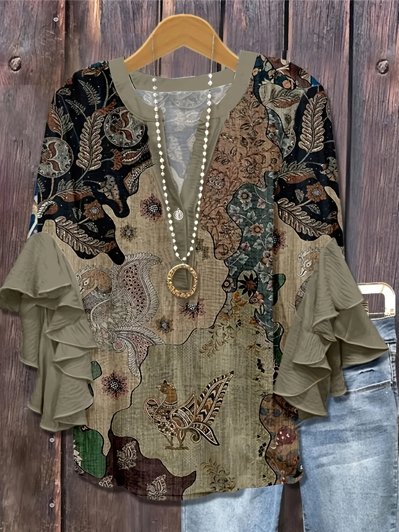 

Женская осенняя рубашка-пуловер с принтом, фактурной тканью и рукавами с рюшами