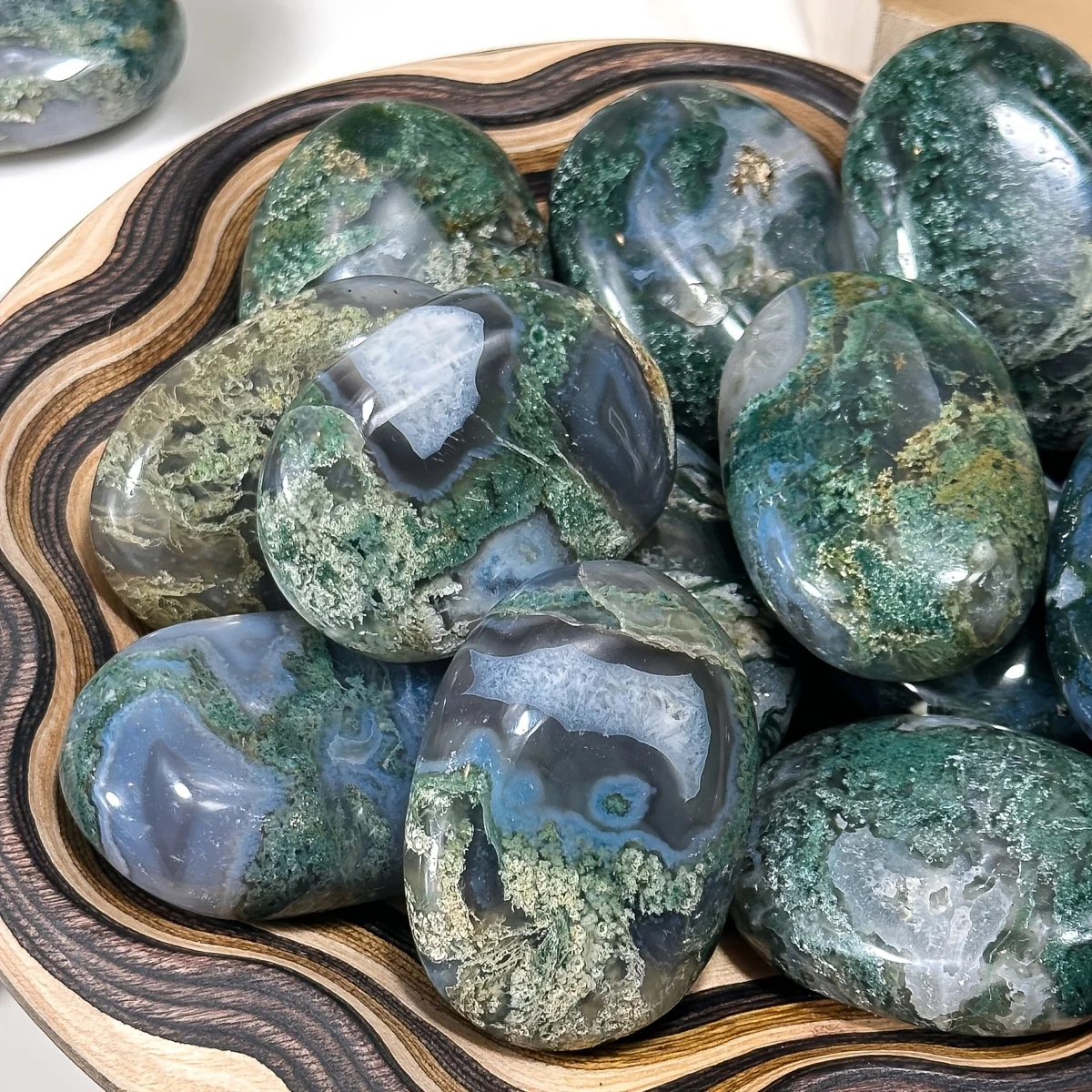 

1pc Moss Agate Palm stone, Natural Druzy Geode Cave with White & Green Crystal Pocket, Home Decor, Unique Gift for Collectors